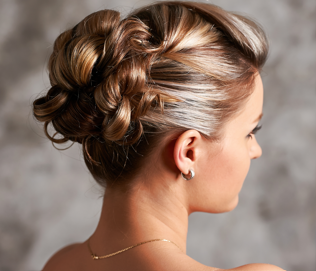Kundenstimme – Hochsteckfrisur mobiler Friseurservice Kundin Sandra mit eleganter Hochsteckfrisur – mobile Friseurin Leimen
