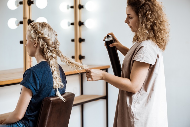 Festfrisur für besondere Anlässe Elegante Abendfrisur vom Friseur Leimen – blonde Dame mit Ballfrisur