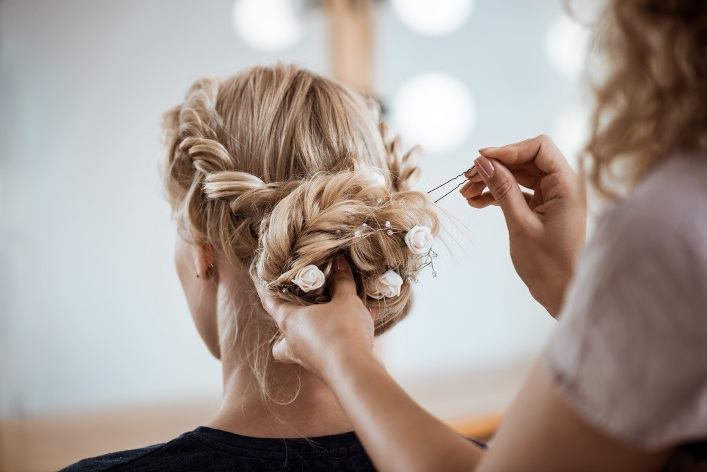 Abendfrisur vom mobilen Friseur Abendfrisur Heidelberg – elegantes Styling für blonde Frau