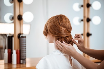 Fertiges Hochsteck-Ergebnis Fertige Hochsteckfrisur Friseur Leimen – rothaarige Frau elegantes Ergebnis