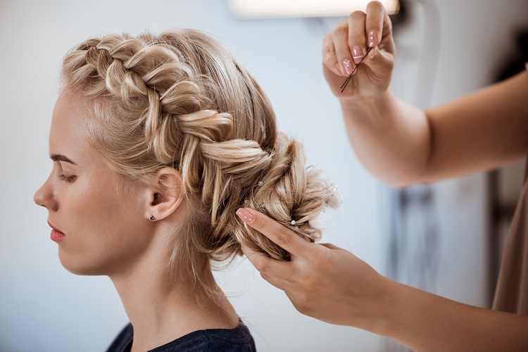 Professionelles Hochsteck-Styling Hochsteckfrisur Friseur Leimen – letzter Schliff beim Styling