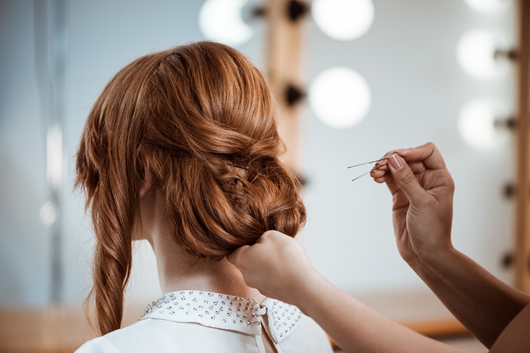 Mobiler Friseurservice Heidelberg Hochsteckfrisur vom mobilen Friseur Heidelberg – rote Haare hochgesteckt