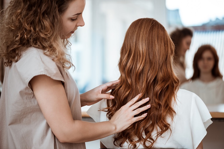 Lockenstyling für langes Haar Locken-Frisur vom Friseur Heidelberg – lange rote Haare gelockt